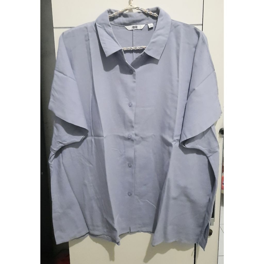 Preloved - Kemeja lengan pendek untuk wanita merk Uniqlo