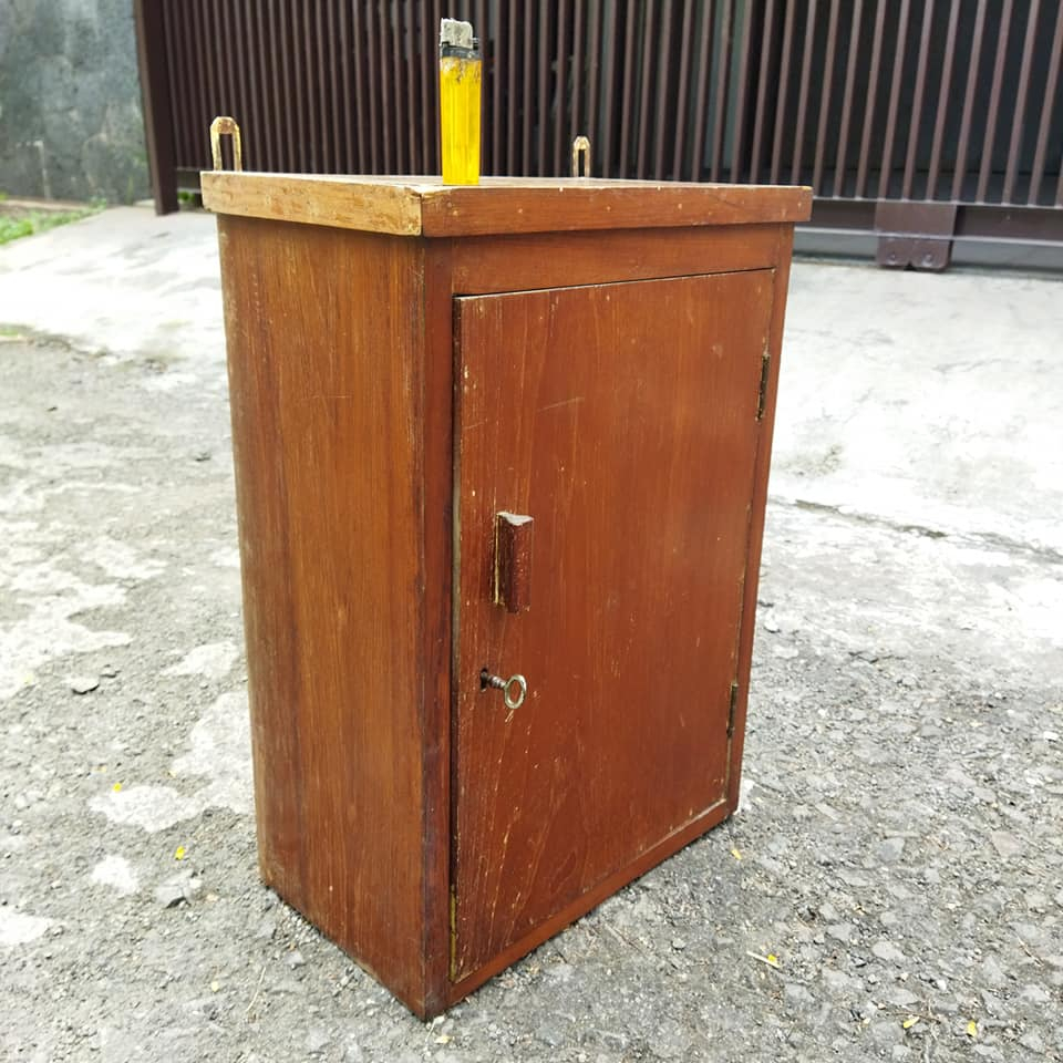 Pajangan Vintage Lemari kecil kayu Jati Tua lemari gantung kunci merek carl schlieper
