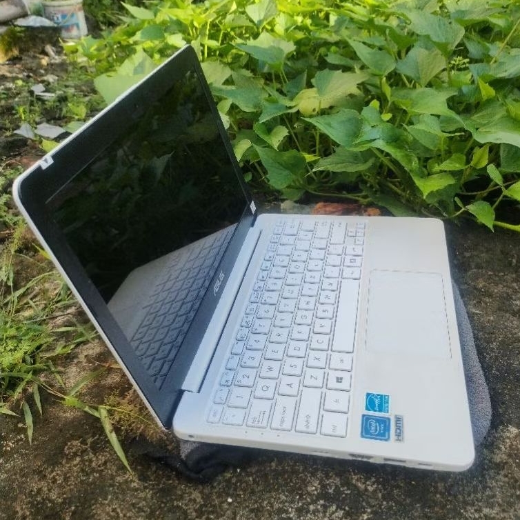 Laptop Asus e203 RAM 4gb Hdd 500gb warna Putih Netbook second Murah Normal Ringan Siap pakai Bergara