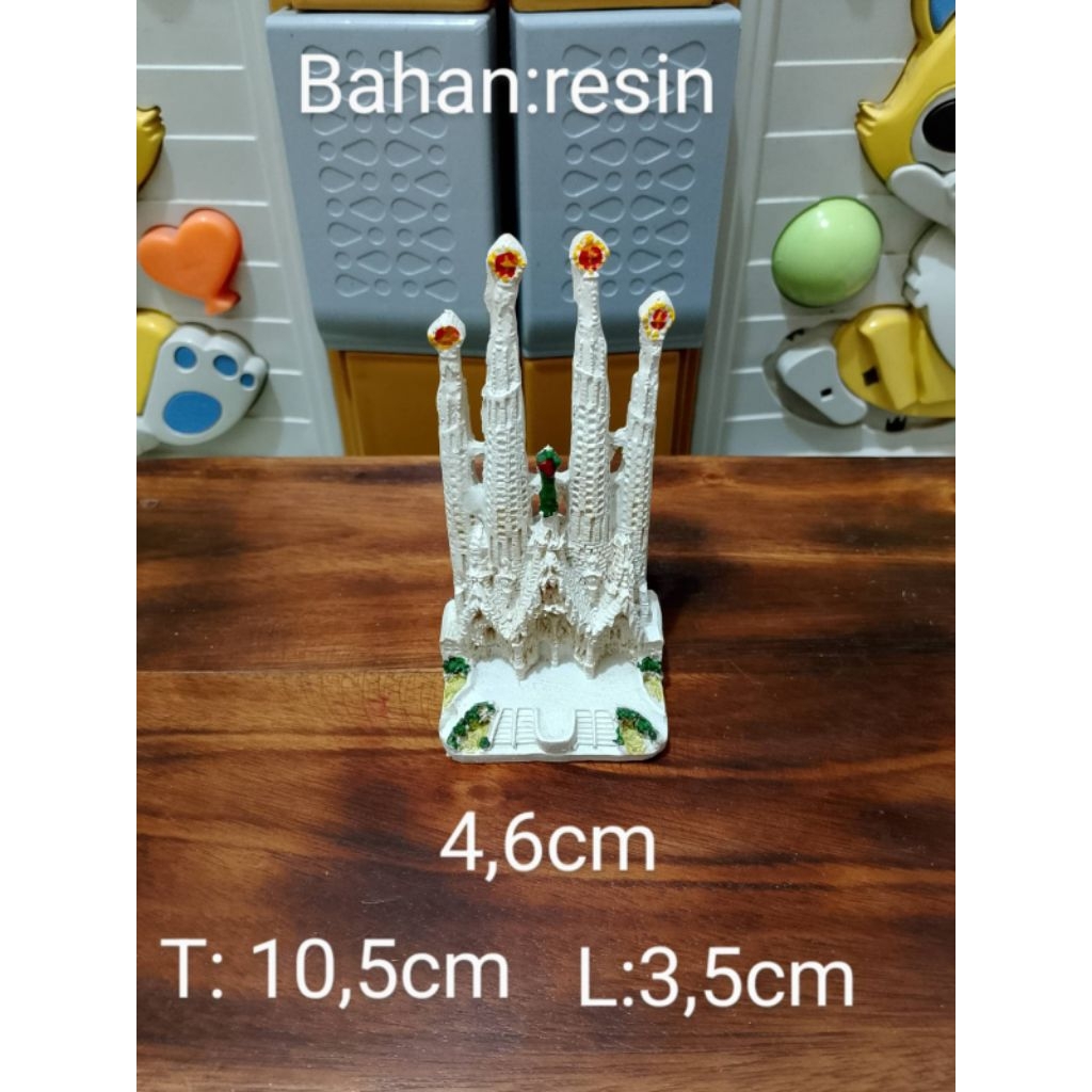 Miniatur Gereja Basilika Sagrada Familia Di Spanyol Barcelona