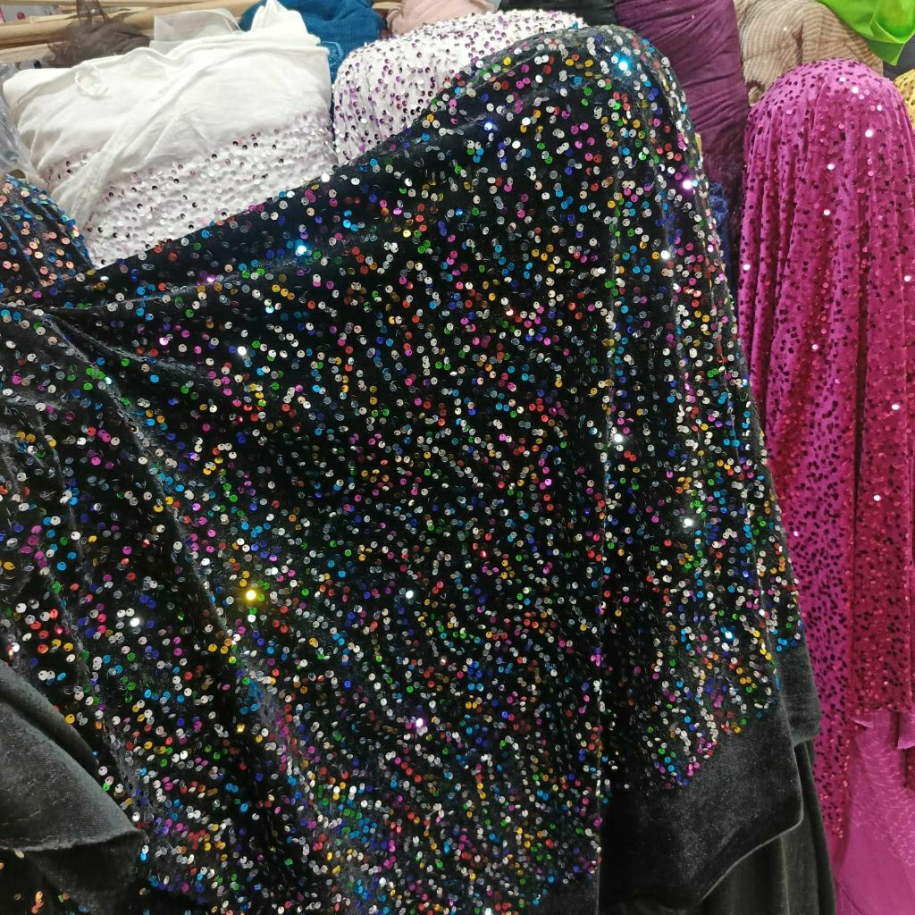 terbaru kain buludru/buludru motif manik manik sequin yg dgn kombinasi warna hitam harga per (0,5cm)