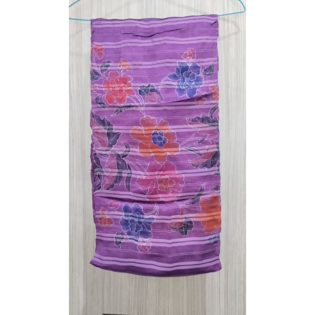 Kain gamis bahan serat warna ungu motif bunga besar garis putih