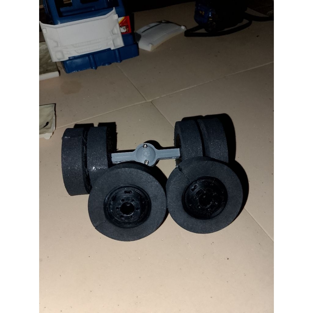 1 set ban + vleg gardan, skala miniatur truk plastik