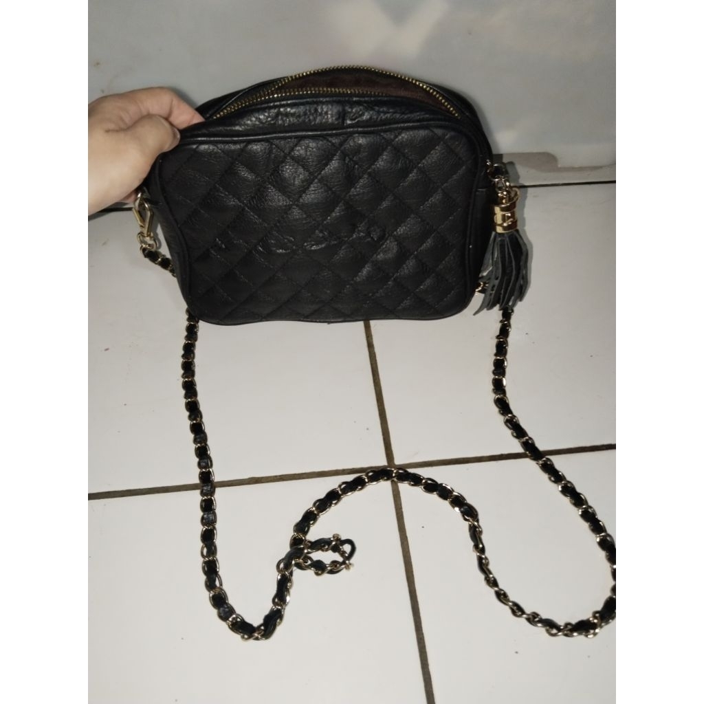 Preloved Tas Selempang Wanita / Sling Bag Rantai Where Ever I Go ( KULIT ASLI GENUINE LEATHER )