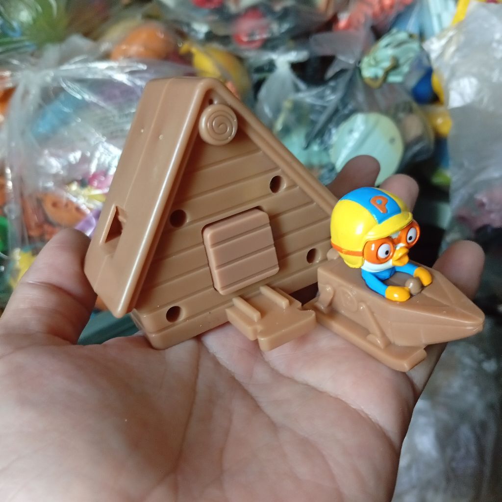 chaki meal toys Pororo and house figure
