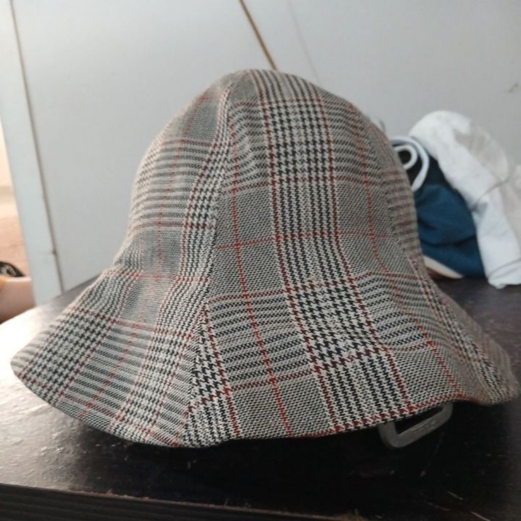 Topi Bucket Hat vintage Motif Glen Check Prince of Wales Check Warna dominan abu-abu dengan garis ak
