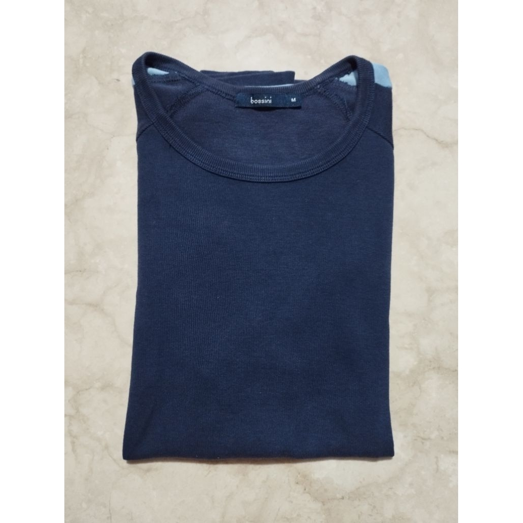 kaos pria dua warna. biru nevy dan biru langit.