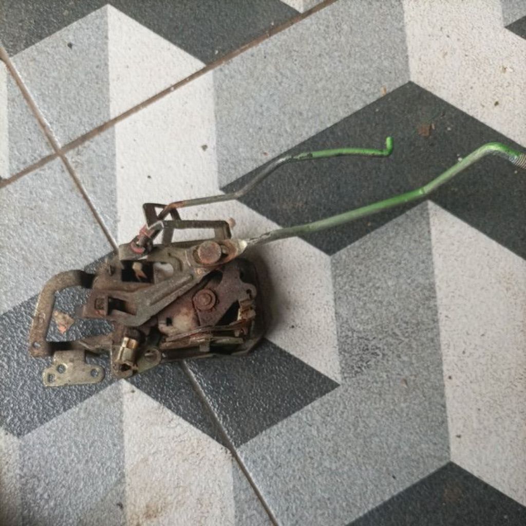Doorlock supir / kanan depan Timor