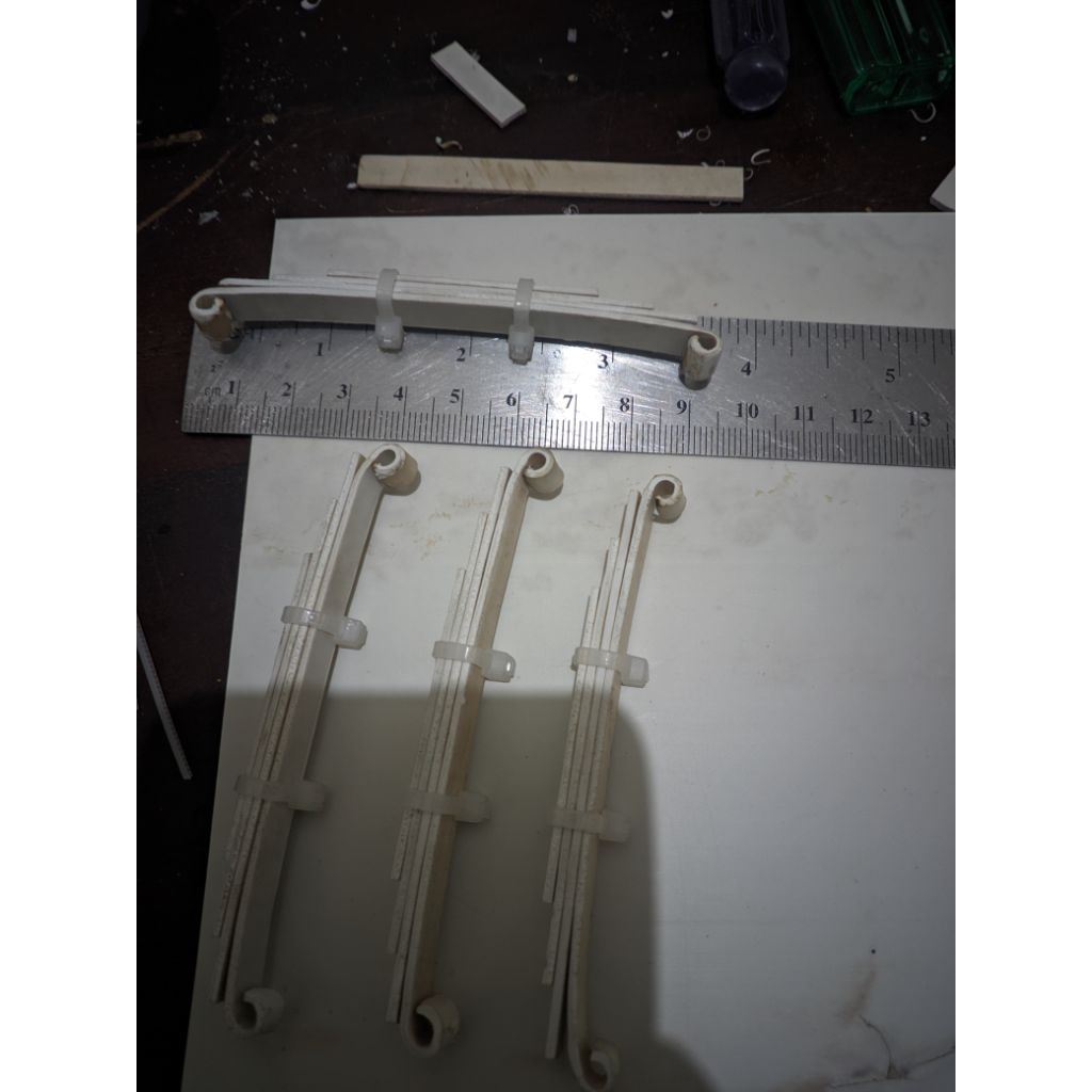 4pcs per daun miniatur truck bahan PVC