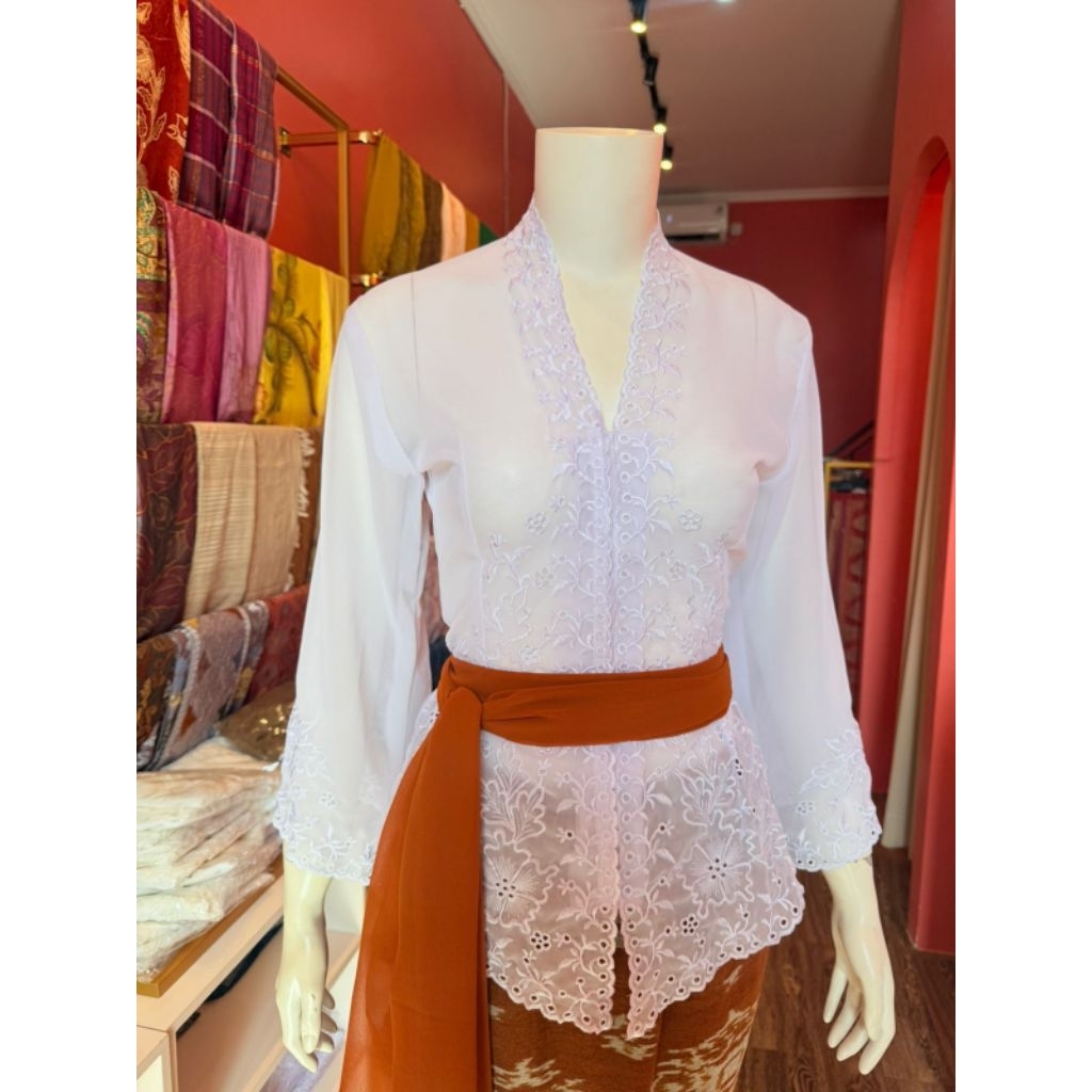 kebaya bordir sifon putih lengan lonceng