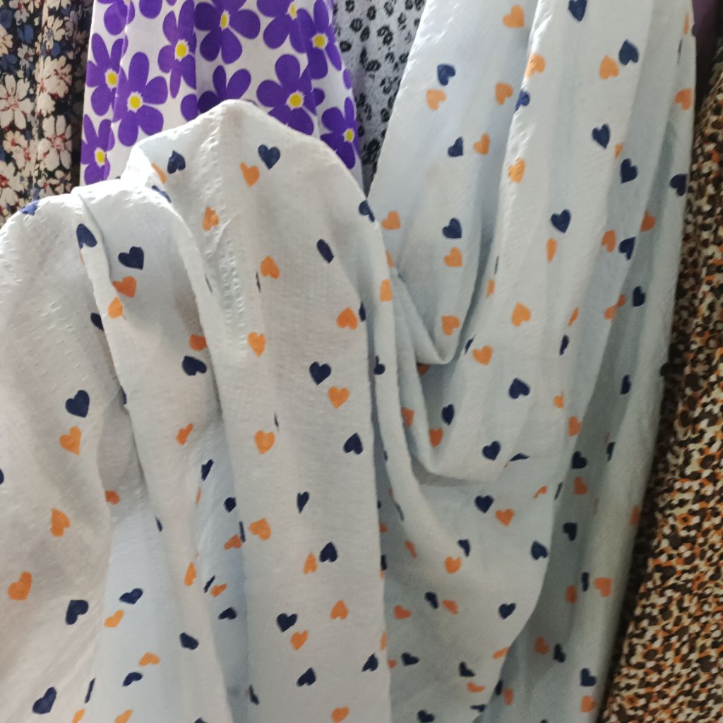kain katun cerinkle motif love - kain katun pilihan garmen - kain katun paris motif - katun meteran 