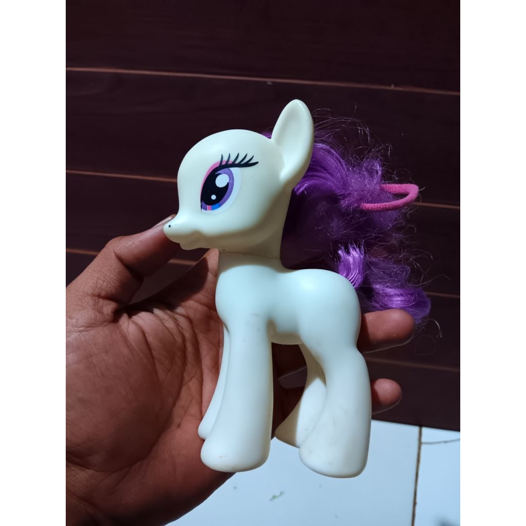 figur kuda pony putih