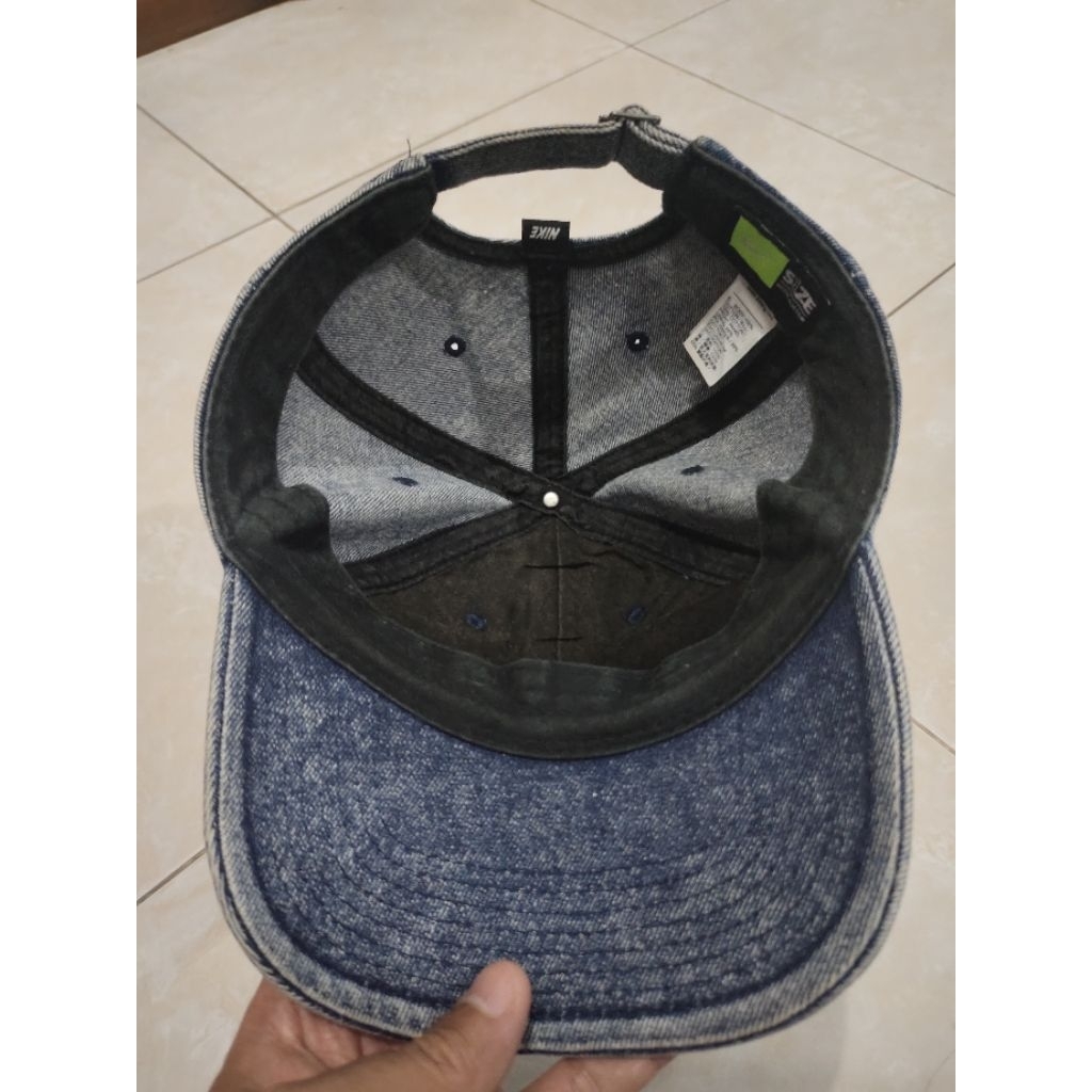 topi nike court