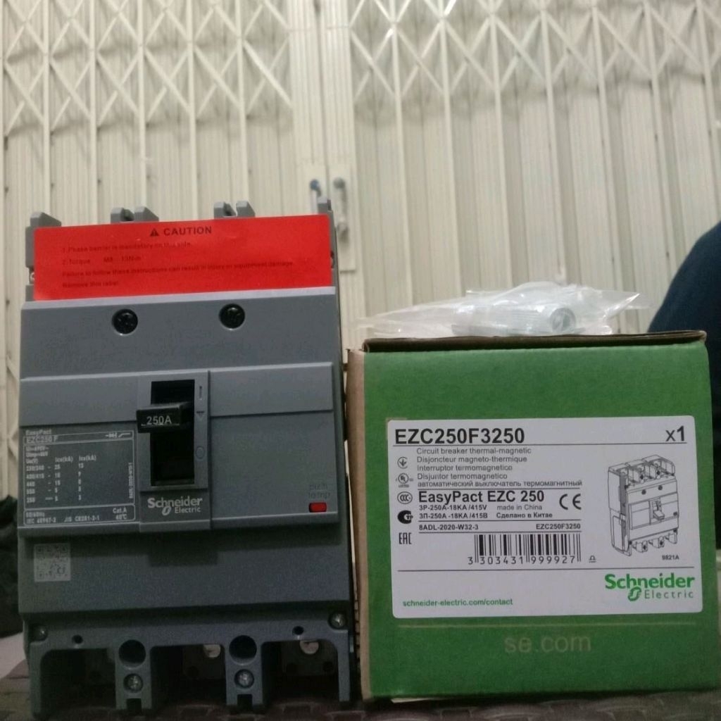 MCCB/BREAKER SCHNEIDER NEW EZC100F 3P 250A SCHNEIDER 250 AMPER