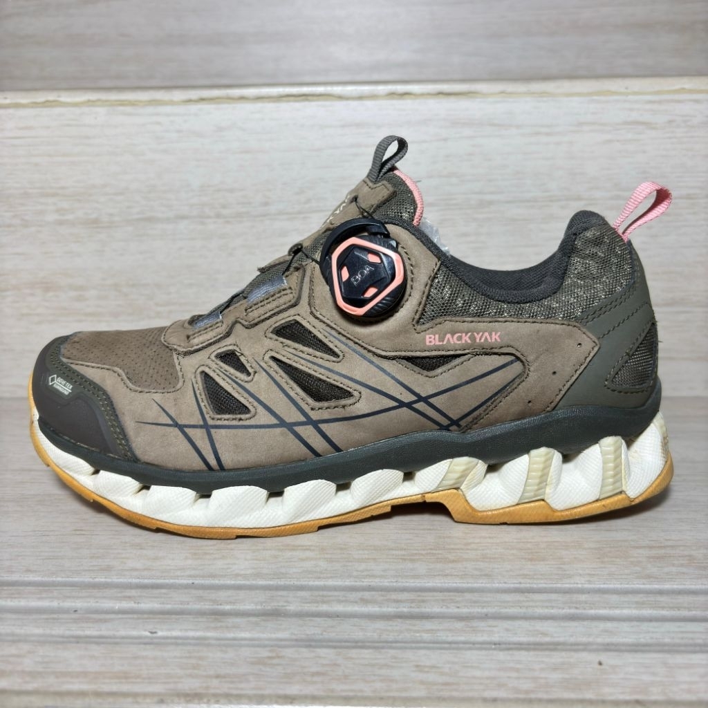SEPATU OUTDOOR TREKKING HIKING & RUNNING BLACK YAK BOA SYSTEM / TALI PUTAR SECOND ORIGINAL  [ MURAH 
