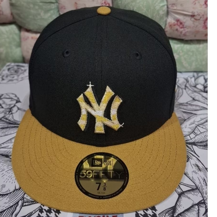 New Era Flat Brim Golden Logo 59FIFTY Day New York Yankees MLB Black and Yellow Fitted Cap Size 7 3/