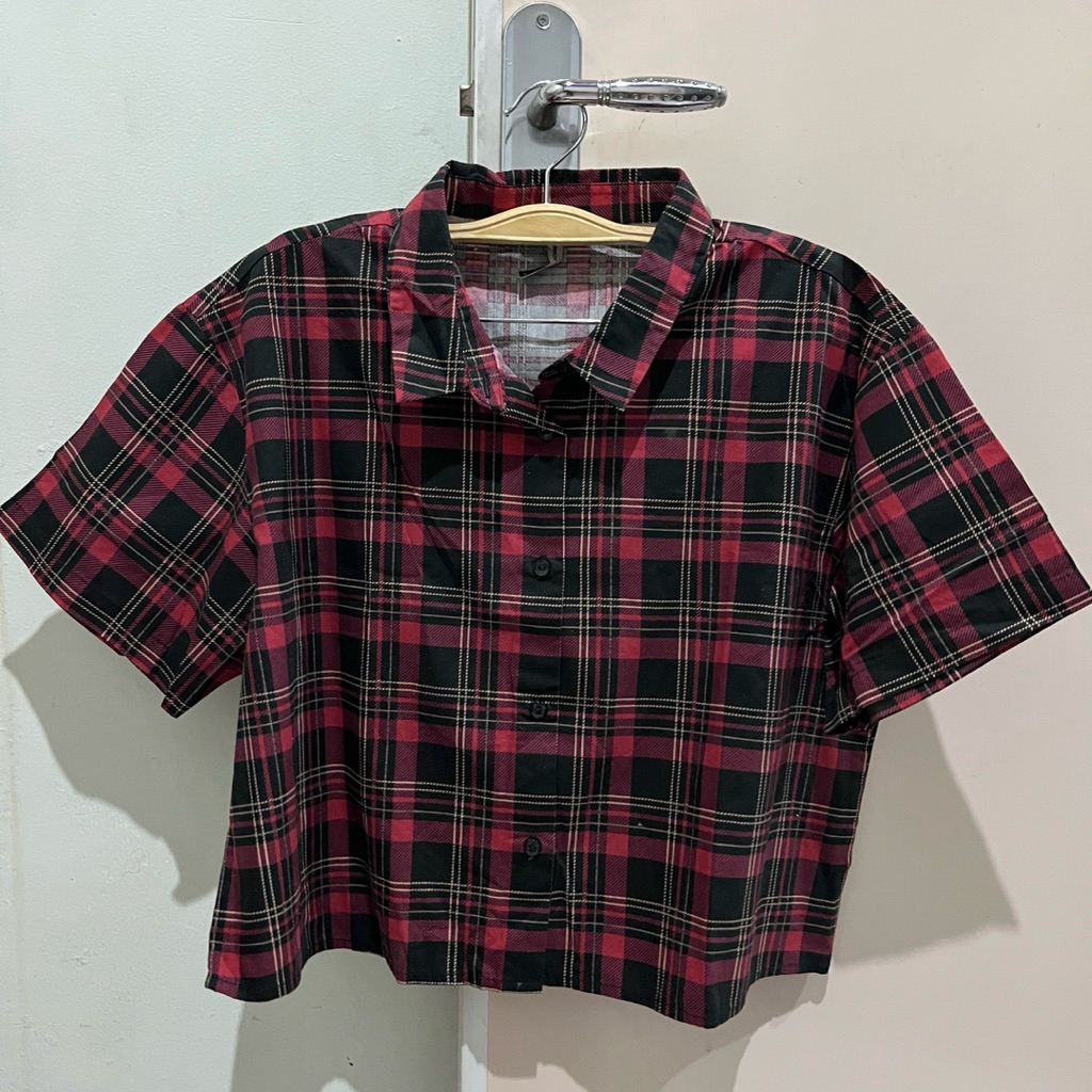 PRELOVED COLOBOX Hem Wanita Kemeja Kantor Baju Kuliah Kotak Kotak Merah Crop Top