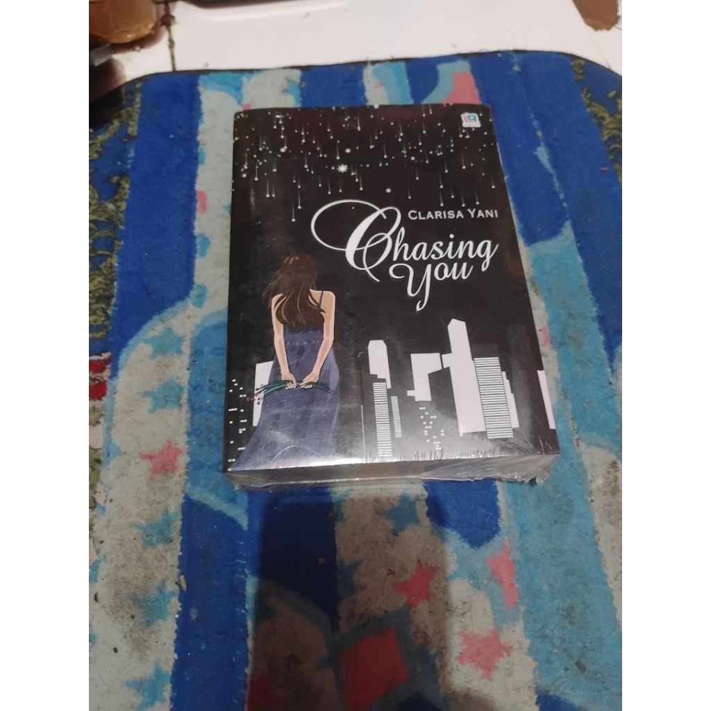 Buku Novel fiksi romansa "Chasing You" by Clarisa Yani. 