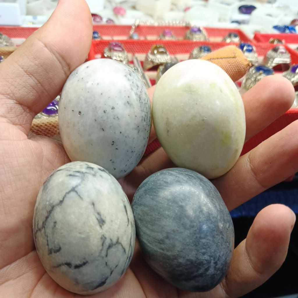 batu jilatan bentuk telur ayam