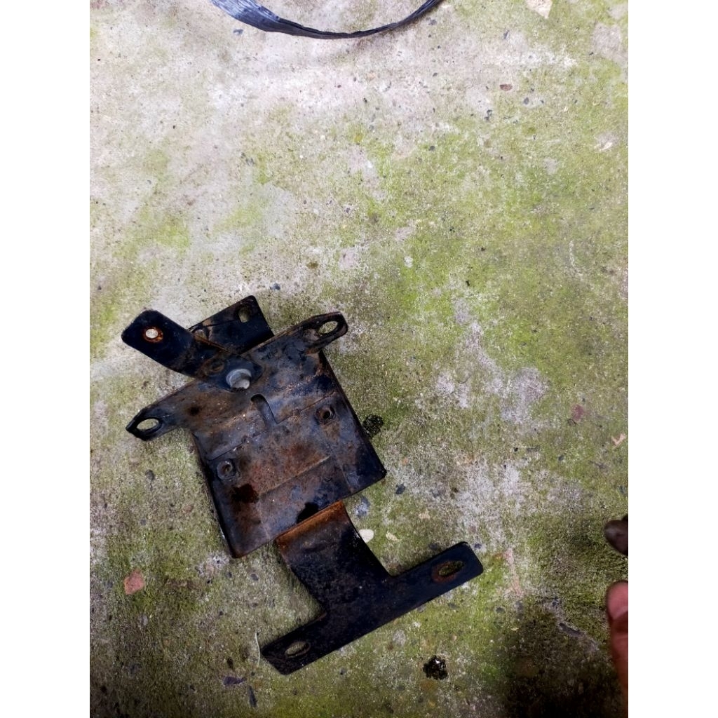 breaket dudukan pangkon spakbor depan suzuki a100 econos