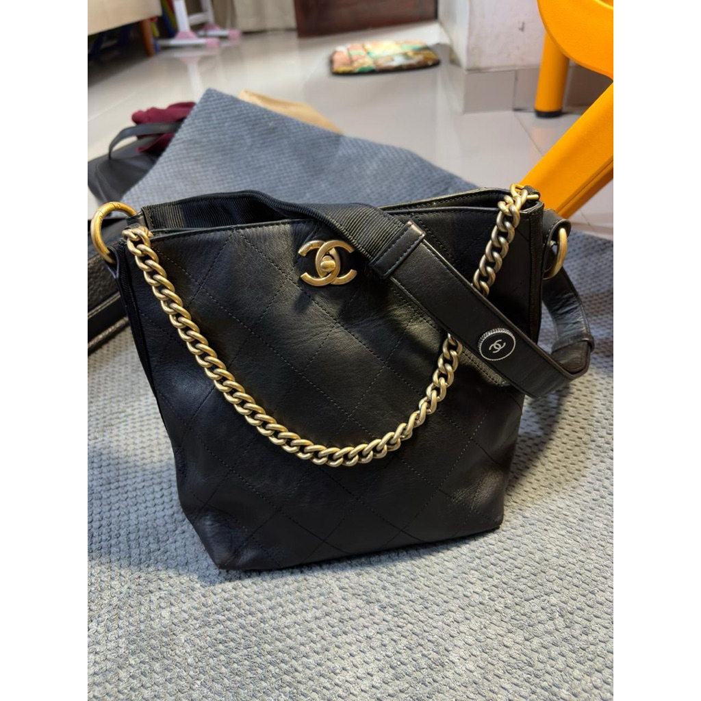 Chann*l Button Hobo Bag Preloved