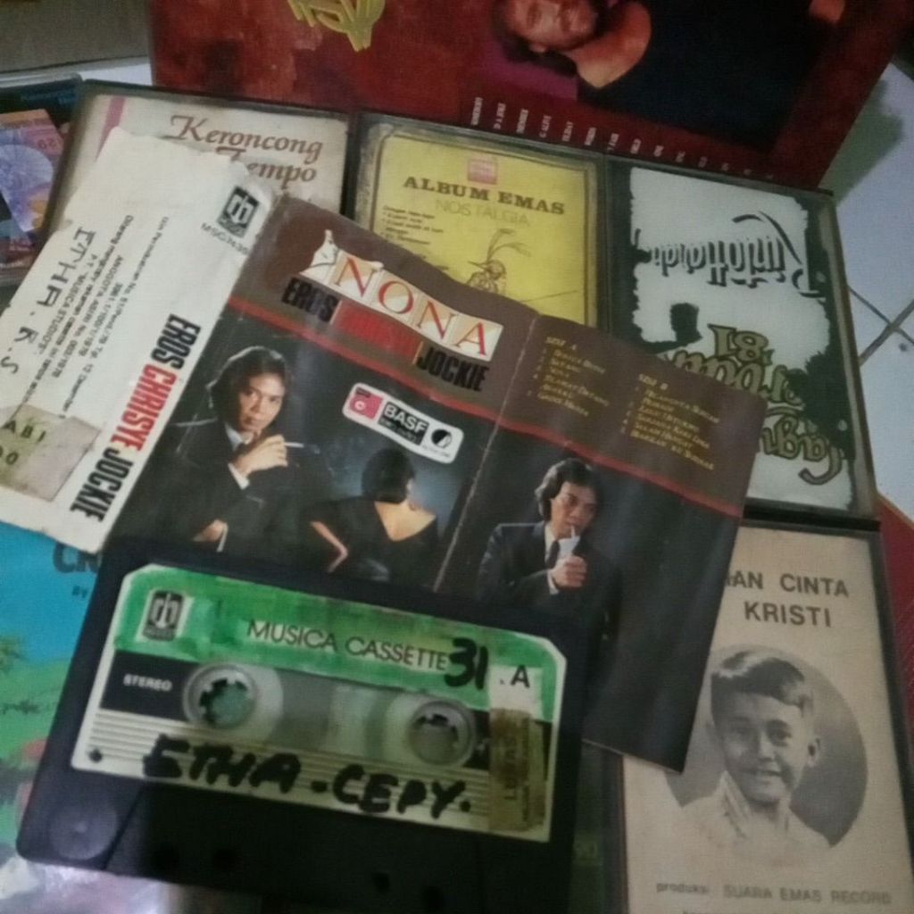 Kaset rare  eros chrisye  jocky cover lengket