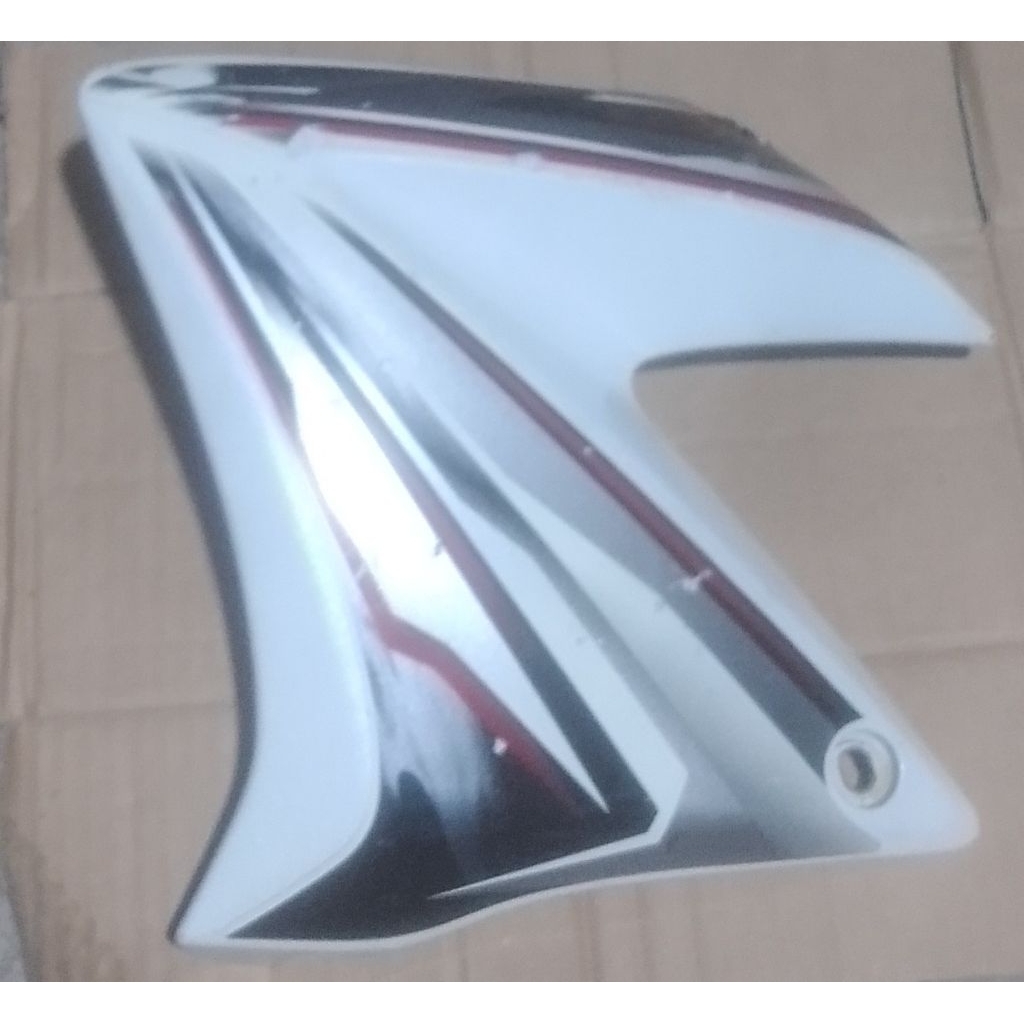 Sayap kupingan tangki Vixion old harga satuan kiri ready putih original second