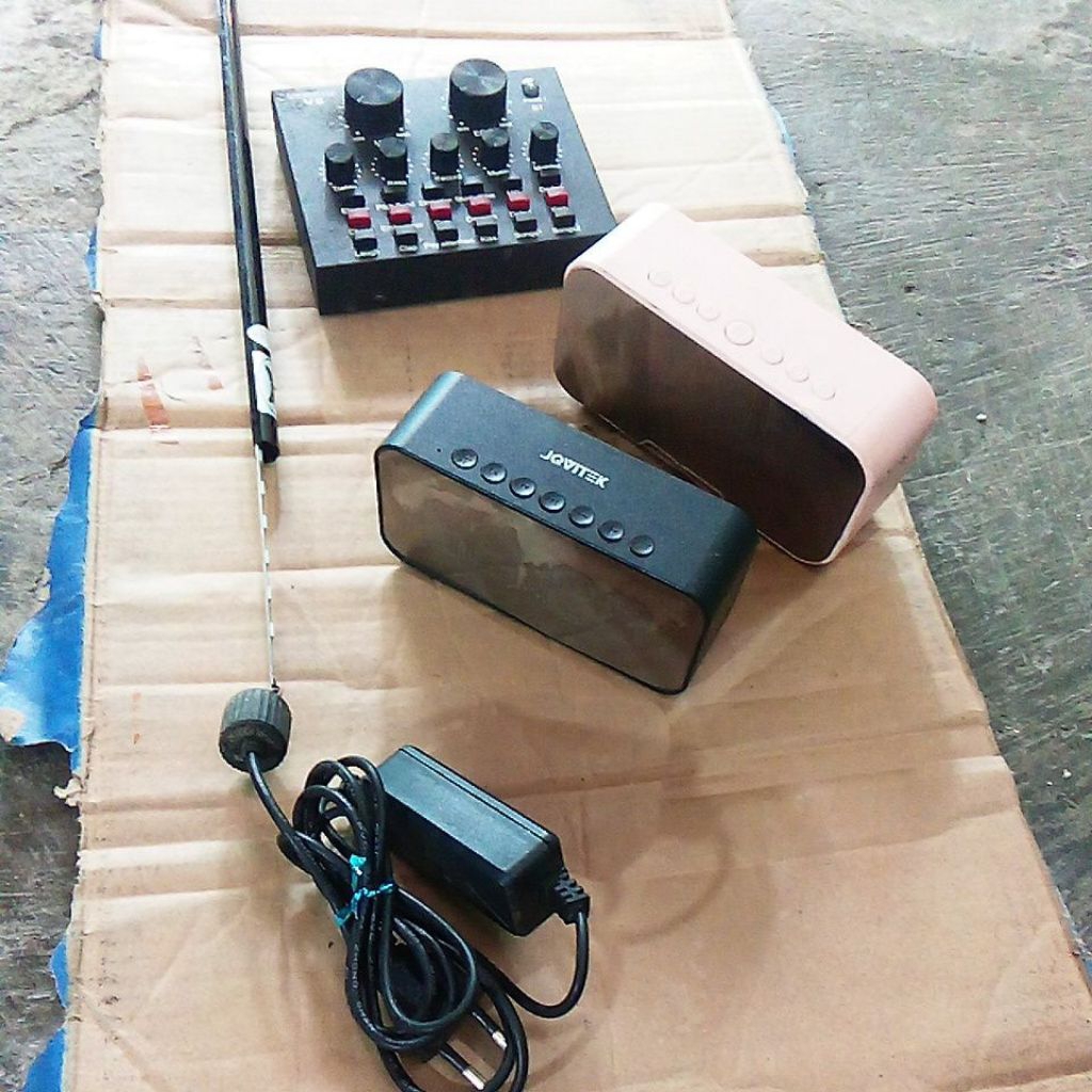 speaker bluetooth ada jam digital dan lainnya ( rusak mati/gambling )