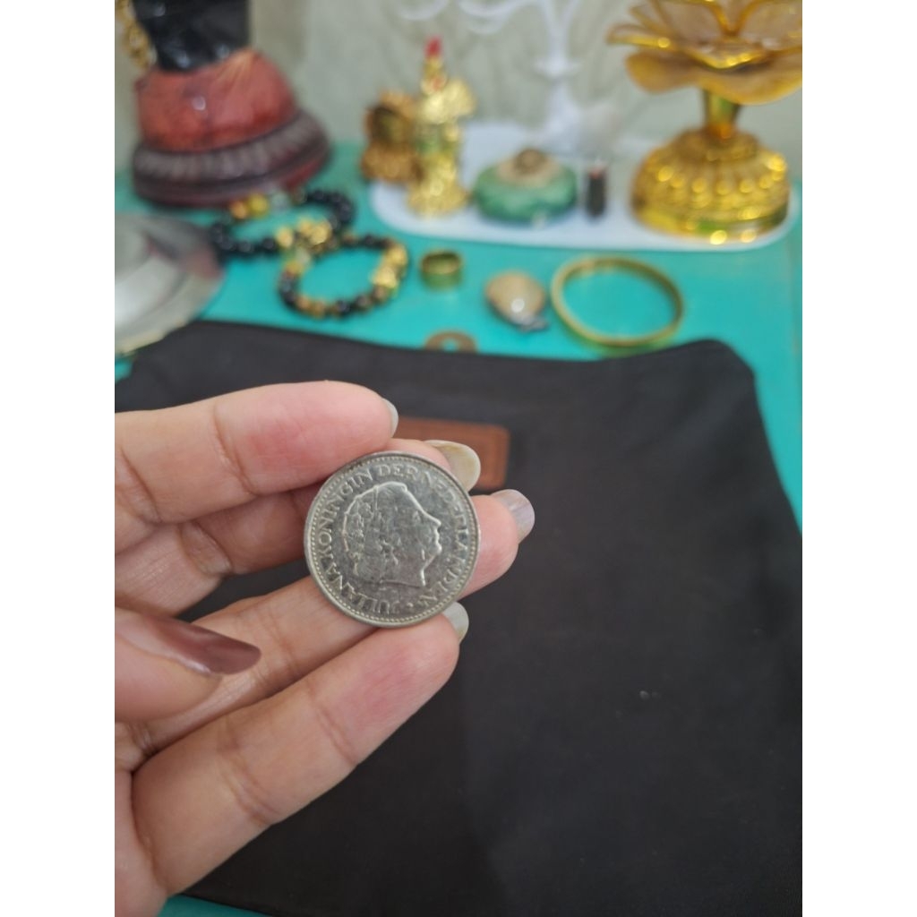Koin 1 gulden dari Negara belanda koin 
Tahun 1971 koin asli 
Limited edition 
Barang terawat 
Pemak
