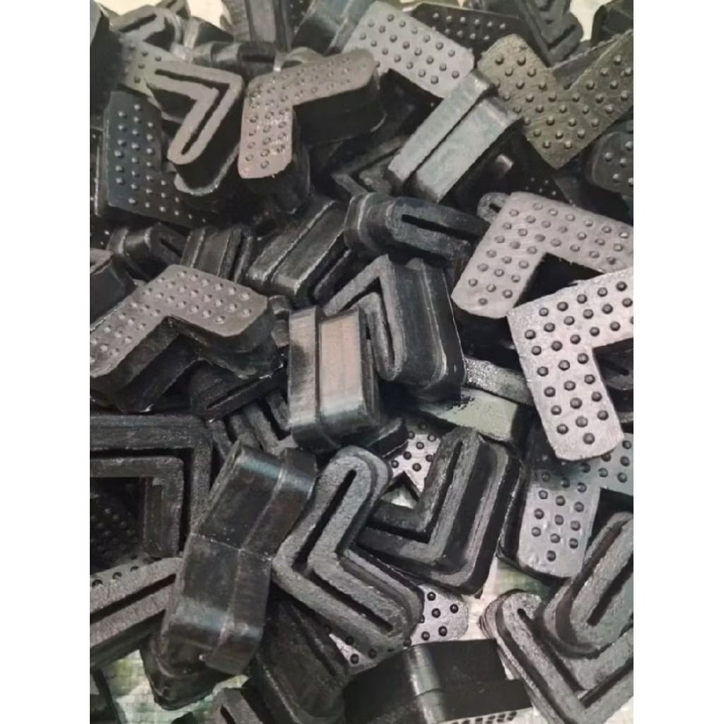 kaki karet siku 3x3cm / 30x30mm, karet siku, alas kaki meja, spatu kaki meja, cegah kerusakan lantai