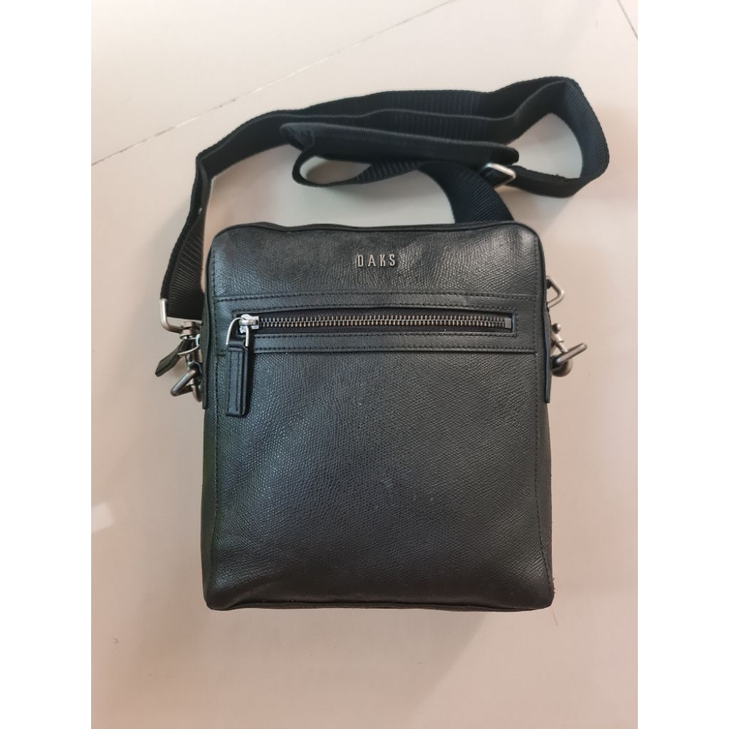 131. Tas Sling Bag Pria Daks London Black
Mantan / Bekas / Second

Size : 20.5cm x 5cm × 24cm

Kulit