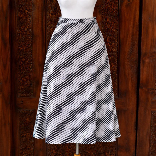Rok panjang motif garis