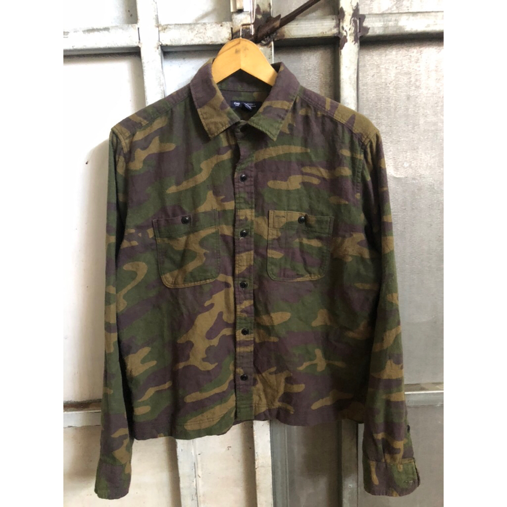 kemeja camo gap boxy