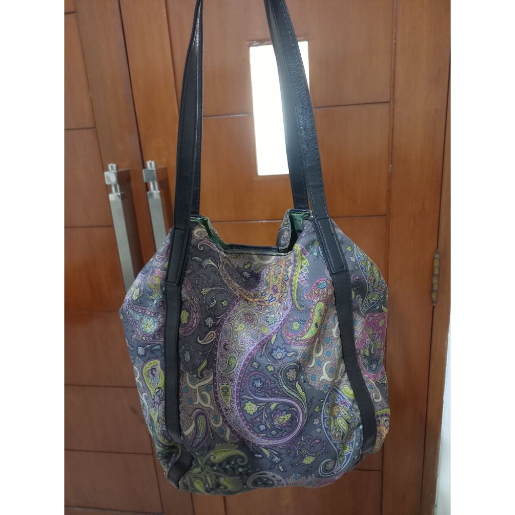 tote ETRO model tabung bahan nylon mix kulas. motif abstrak