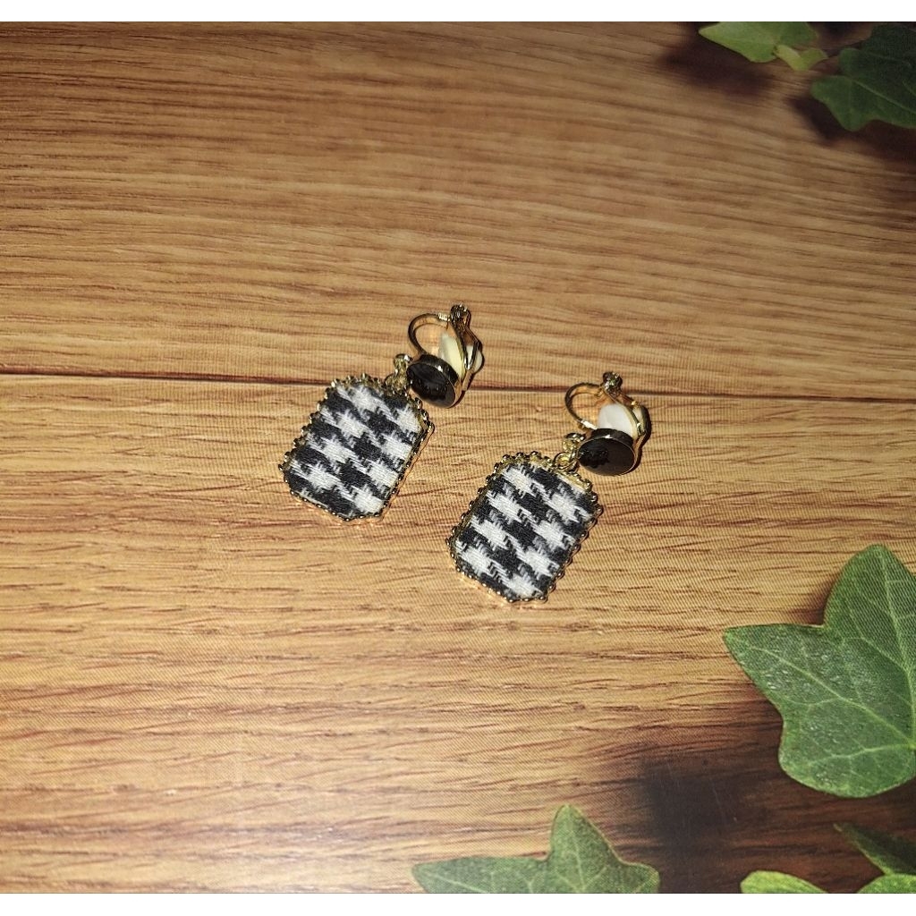 anting-anting jepit wanita hitam putih kotak-kotak, aksesoris wanita
