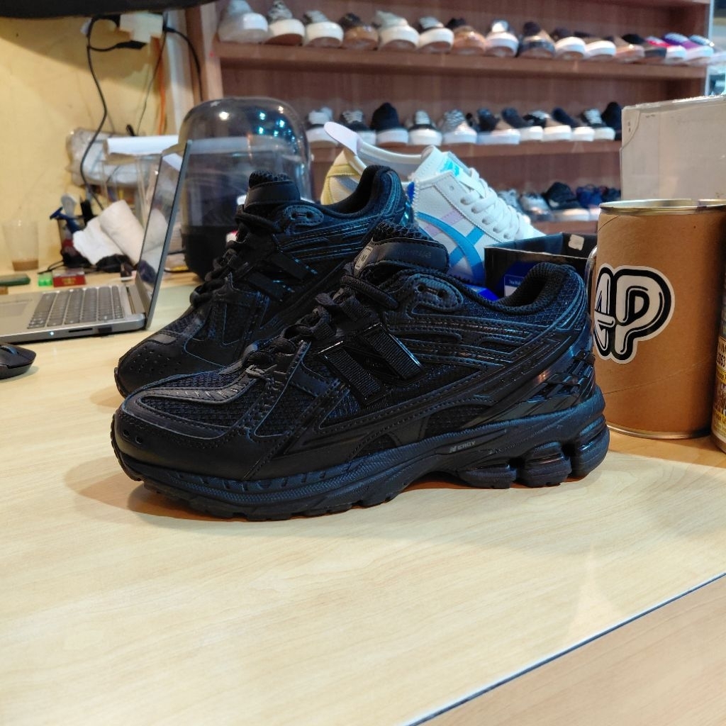 Abuy Project 1906u Triple Black Sepatu Casual