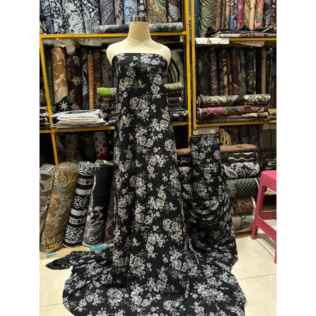 kain rayon Uniqlo dengan desain bunga bunga