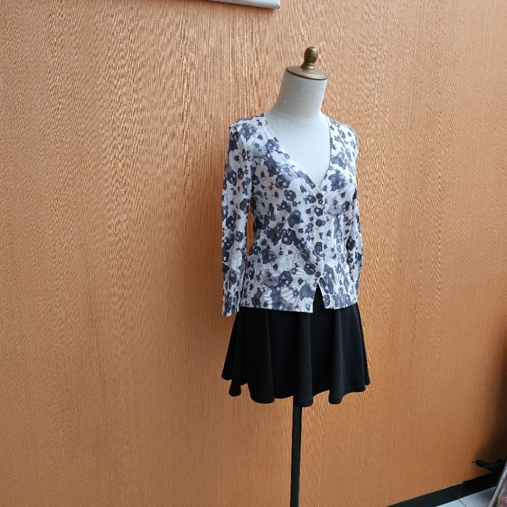 atasan cardigan wanita putih motif bunga abu H&M cewek M outer santai lengan panjang