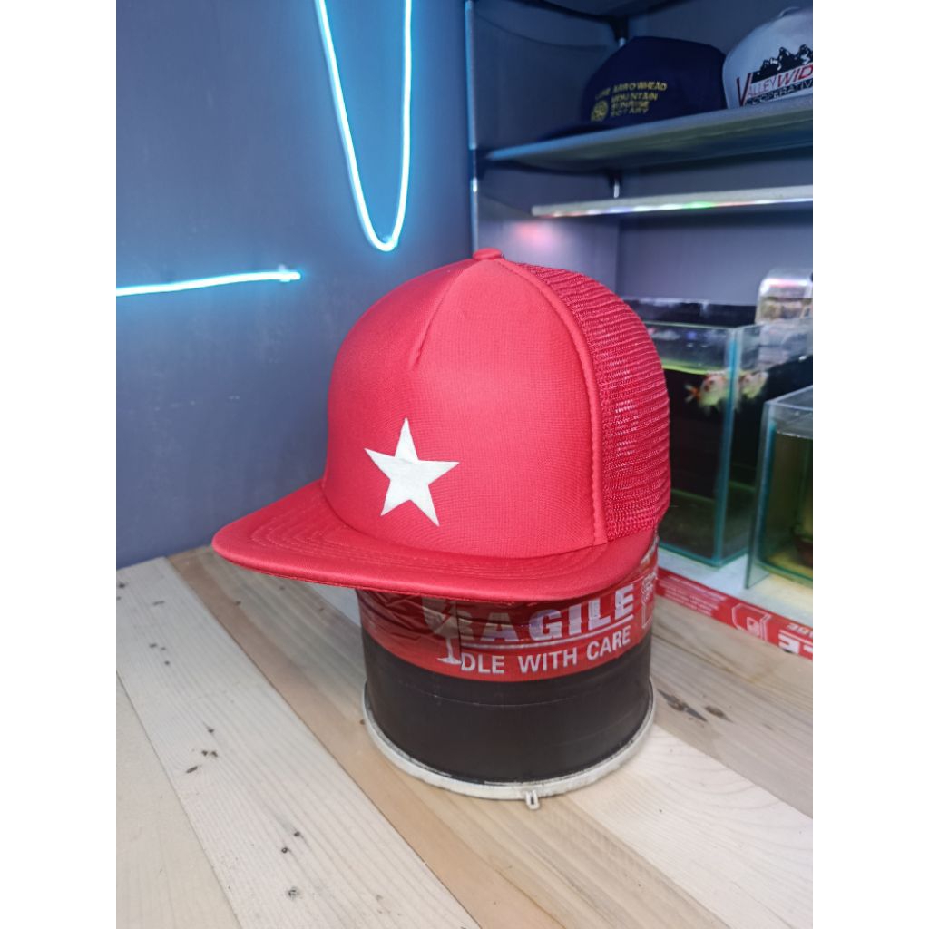 topi trucker merah bintang