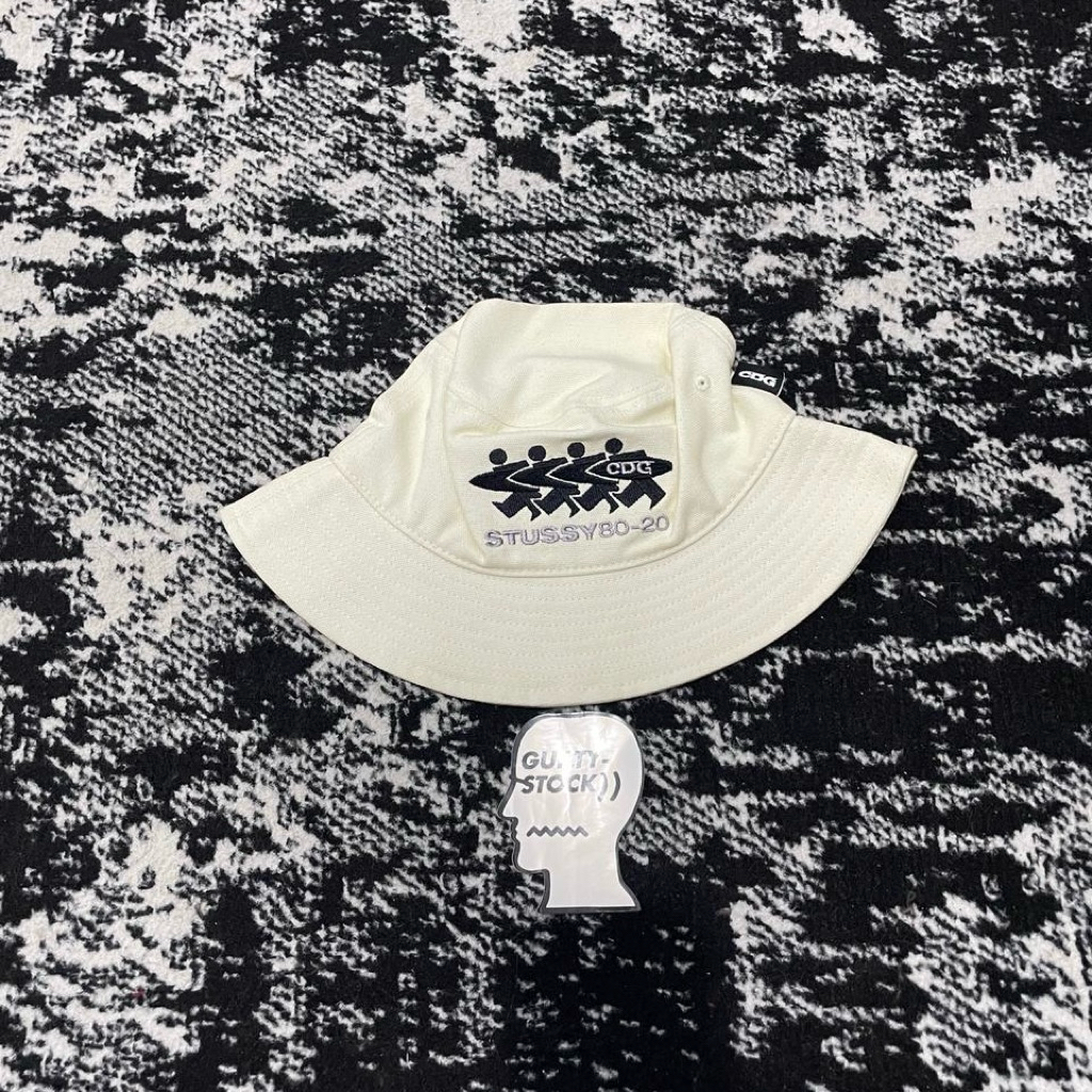 STUSSY X CDG BUCKET HAT BEIGE