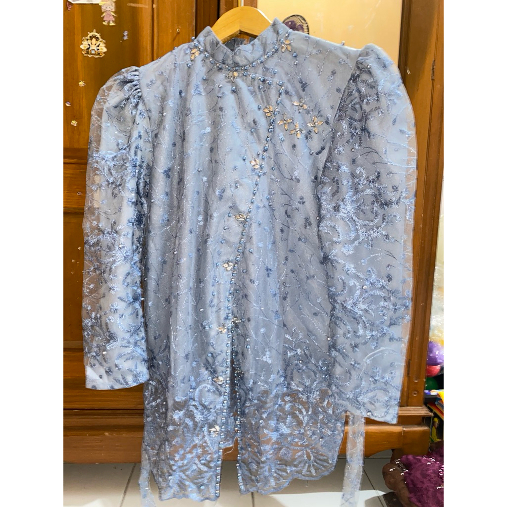 Kebaya modern dengan manik manik payet yang elegan