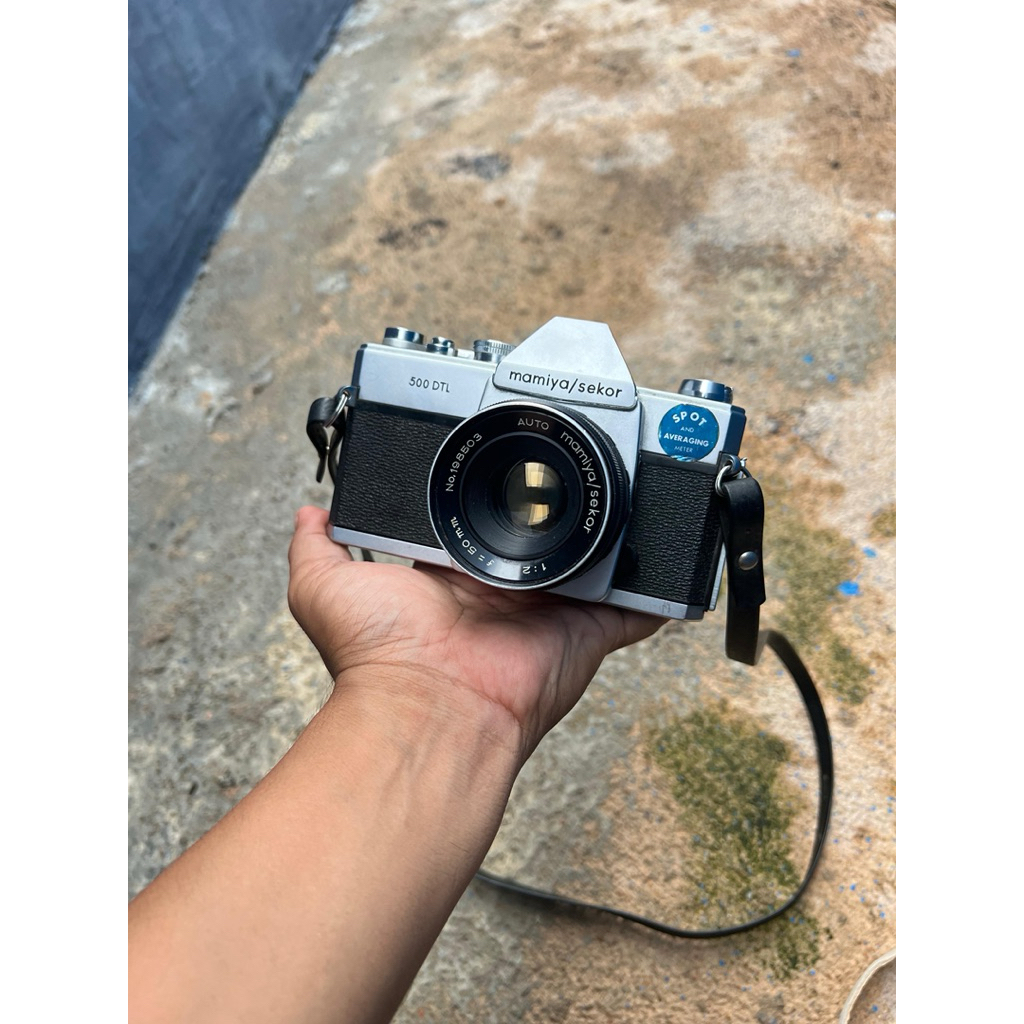 Kamera analog roll film mamiya / sekor 500 DTL kamera kokang mamia / sekor lensa auto mamiya 1 : 2 f