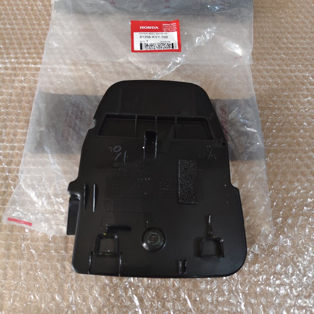 Cover Assy battery Tutup Aki Beat Karbu Original AHM ||81256-KVY-700