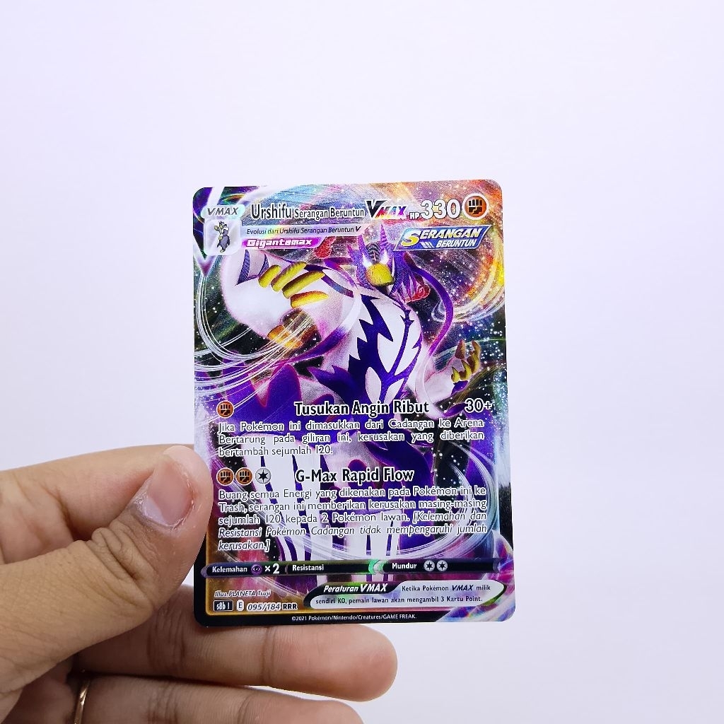 kartu koleksi Pokémon Trading Card Game, yaitu kartu Urshifu Serangan Beruntun VMAX