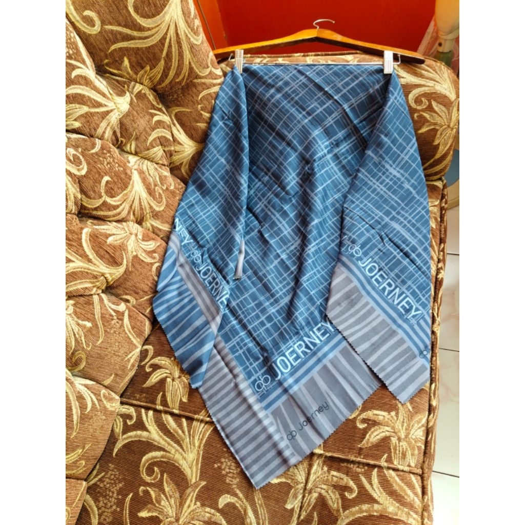 HIJAB SEGIEMPAT VOAL MOTIF GARIS DASAR BIRU/NAVI TOSCA TUA LIS ABU
