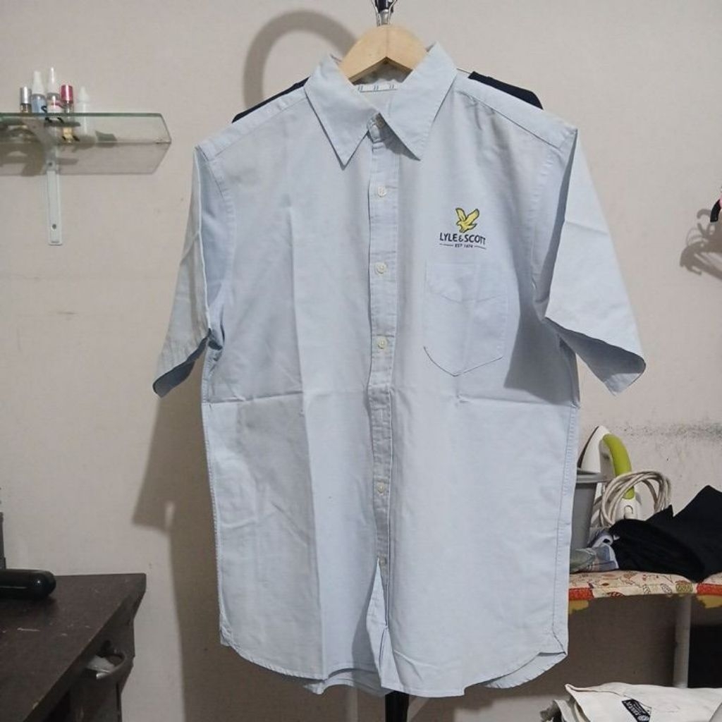 Kemeja katun lengan pendek berpocket warna biru laut PBI LYLE &SCOTT second Original size XL ld 116c