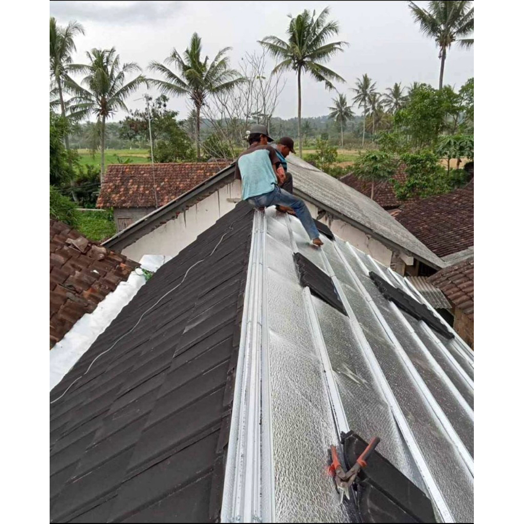 Renovasi rumah bongkar atap lama ganti baja ringan atap genteng metal pasir