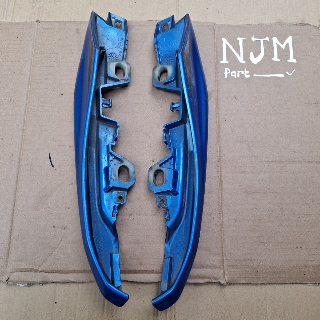 Peganan Jok Belakang Behel Yamaha Vixion R 1 Set Kanan Kiri Biru Original