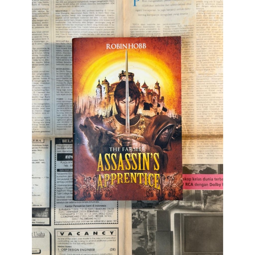 Buku Assassin's Apprentice - Robin Hobb (Trylogy of The Farseer)