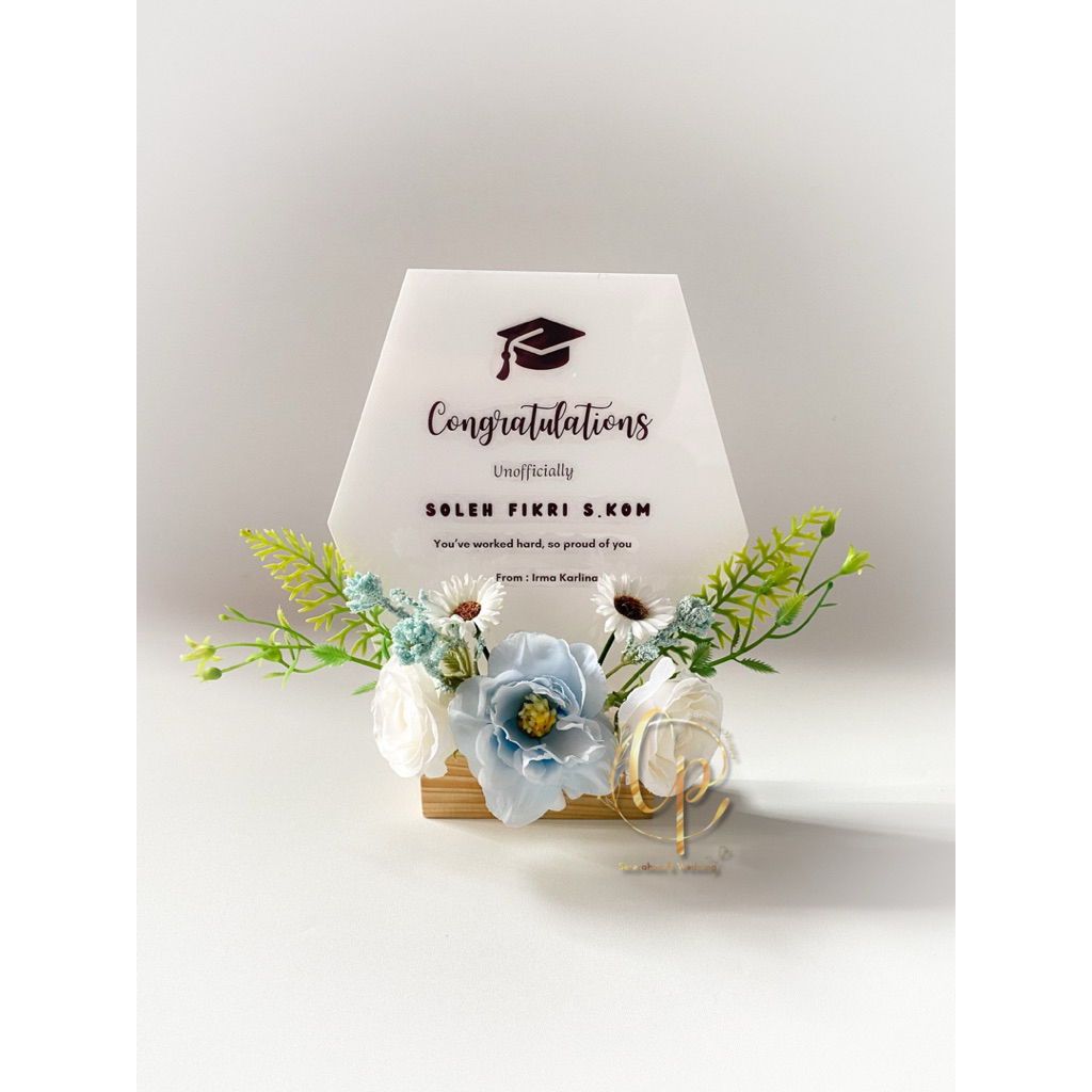 PAPAN NAMA AKRILIK | PAPAN UCAPAN WISUDA AKRILIK | GIFT KADO WISUDA | GIFT KADO ULANG TAHUN | KADO W